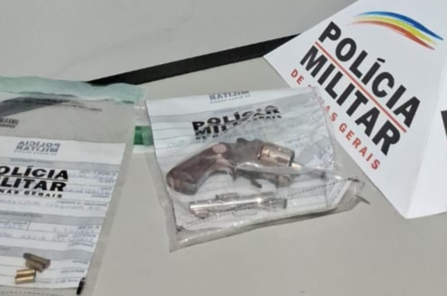 Giro Policial: PM prende foragidos em Ubá e apreende arma após tentativa de homicídio em Visconde do Rio Branco