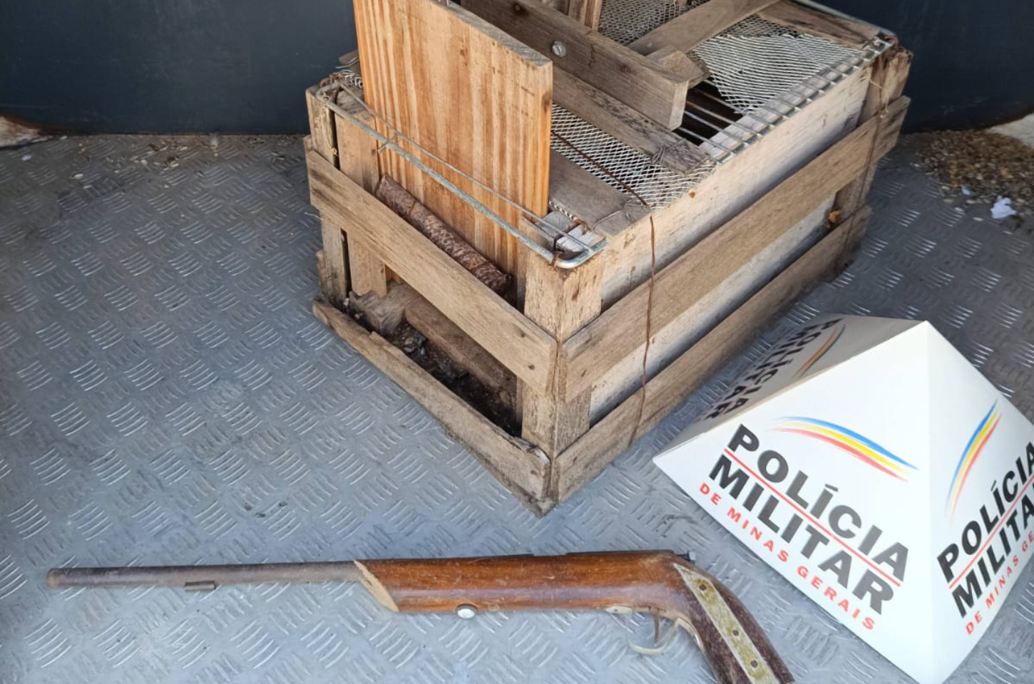 Fiscalização ambiental em Barbacena resulta em prisão por posse ilegal de arma e armadilha