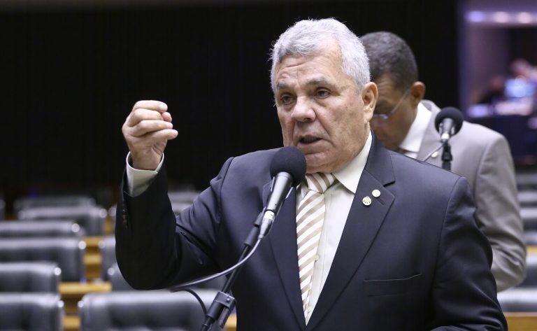 Projeto prevê cautela na exploração de recursos minerais no fundo do mar