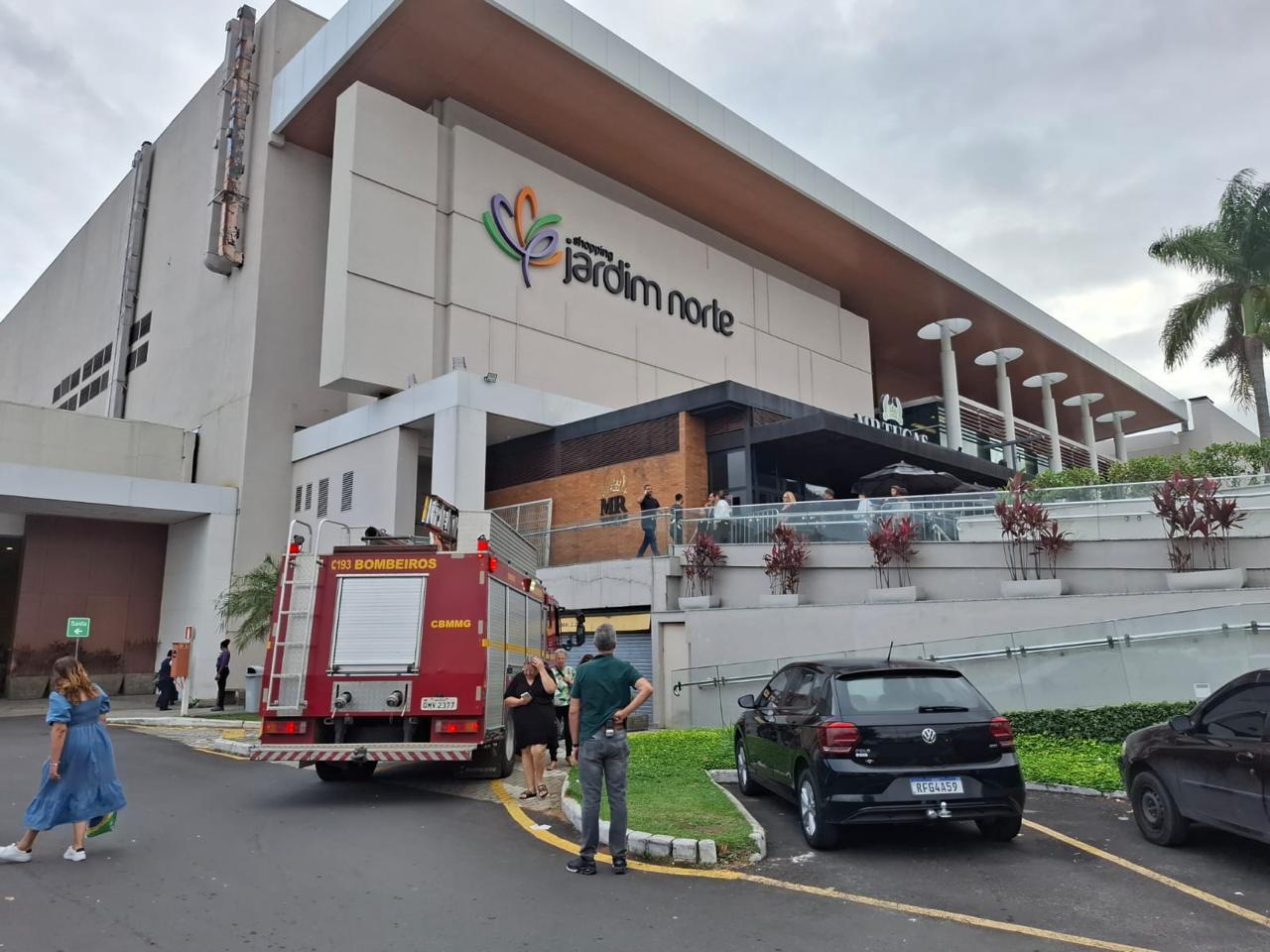 Bombeiros controla princípio de incêndio em restaurante do Shopping Jardim Norte