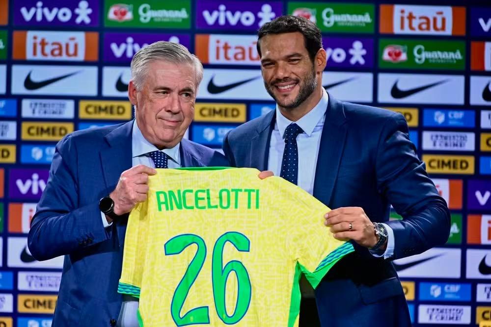 Carlo Ancelotti é apresentado e faz sua primeira convocação a frente da seleção