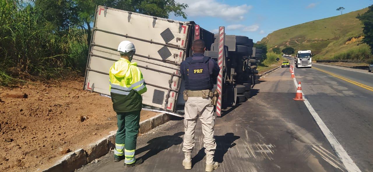 Carreta carregada com bobinas tomba na BR-116 em Miradouro e motorista é socorrido