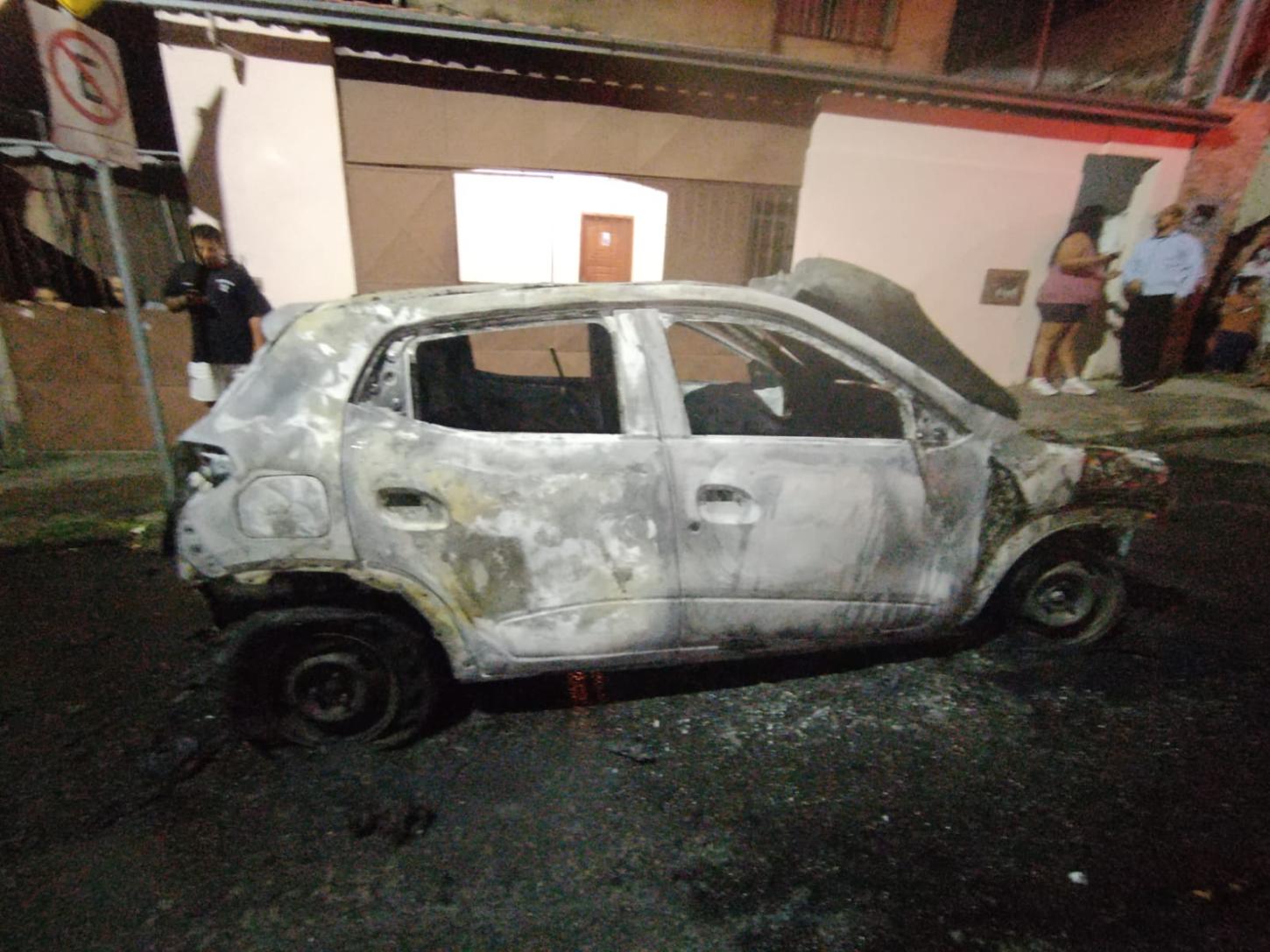 Carro pega fogo em rua de Juiz de Fora e é consumido pelas chamas; ninguém se feriu