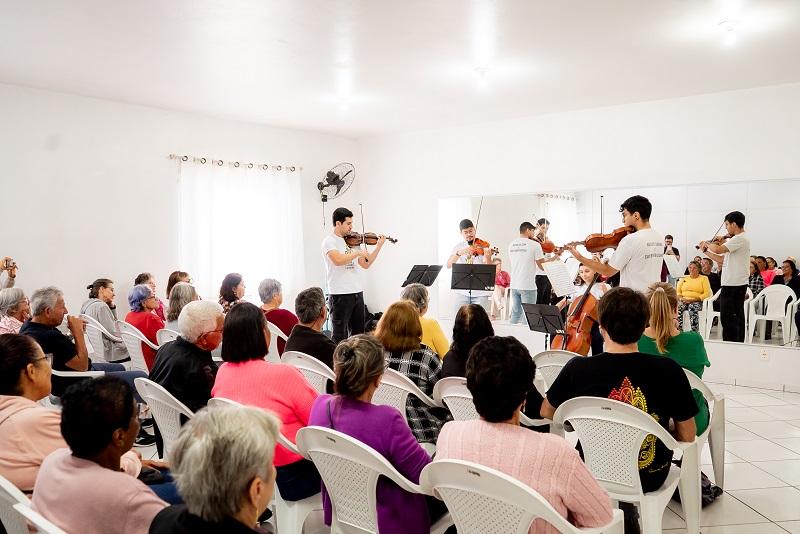 CENTRO DE CONVIVÊNCIA DO IDOSO DE PALHOÇA RECEBE APRESENTAÇÃO DA OFiC