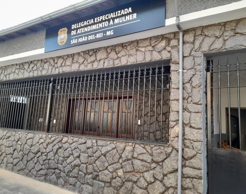Homem é preso após seguir e ameaçar namorada na porta da delegacia em São João del-Rei