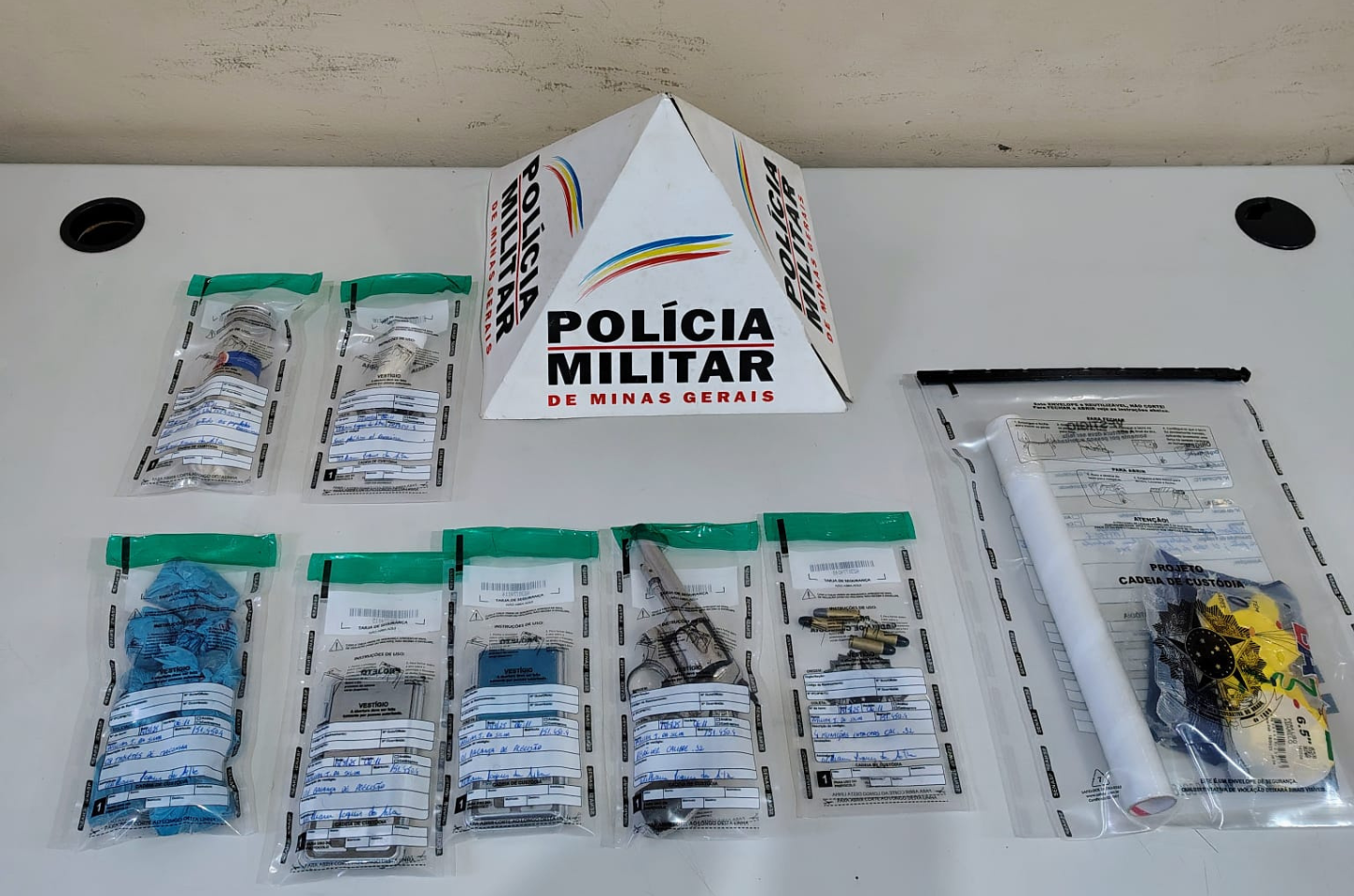 Homem é preso em operação policial em Prados por tráfico de drogas e posse ilegal de arma
