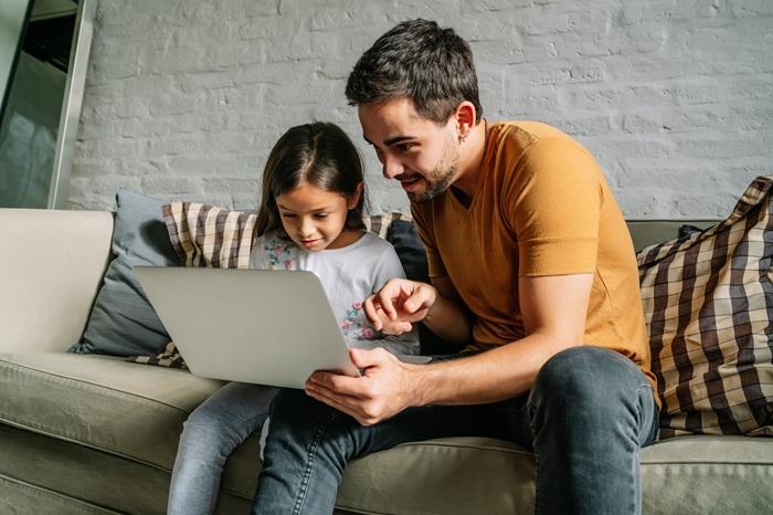 Inglês para crianças: cérebro bilíngue traz benefícios cognitivos. Confira dicas para começar desde cedo