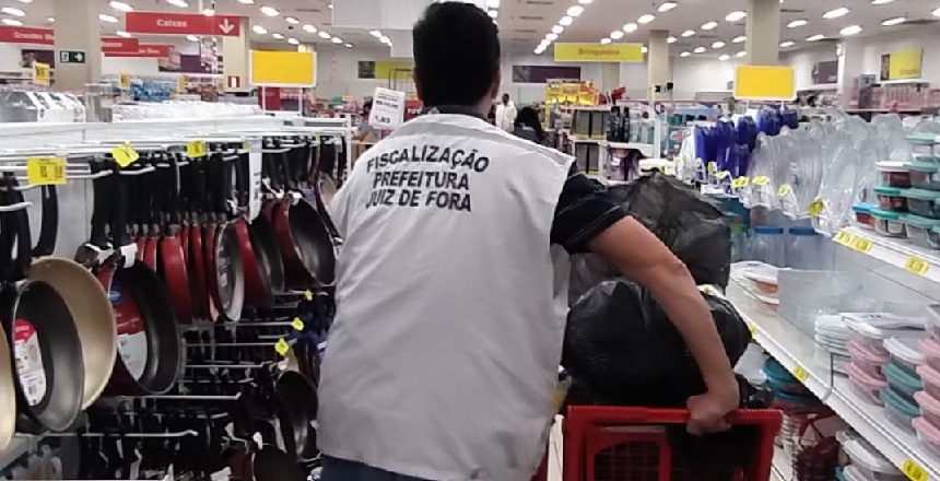 Mais de 500 alimentos impróprios para consumo foram apreendidos na Lojas Americanas