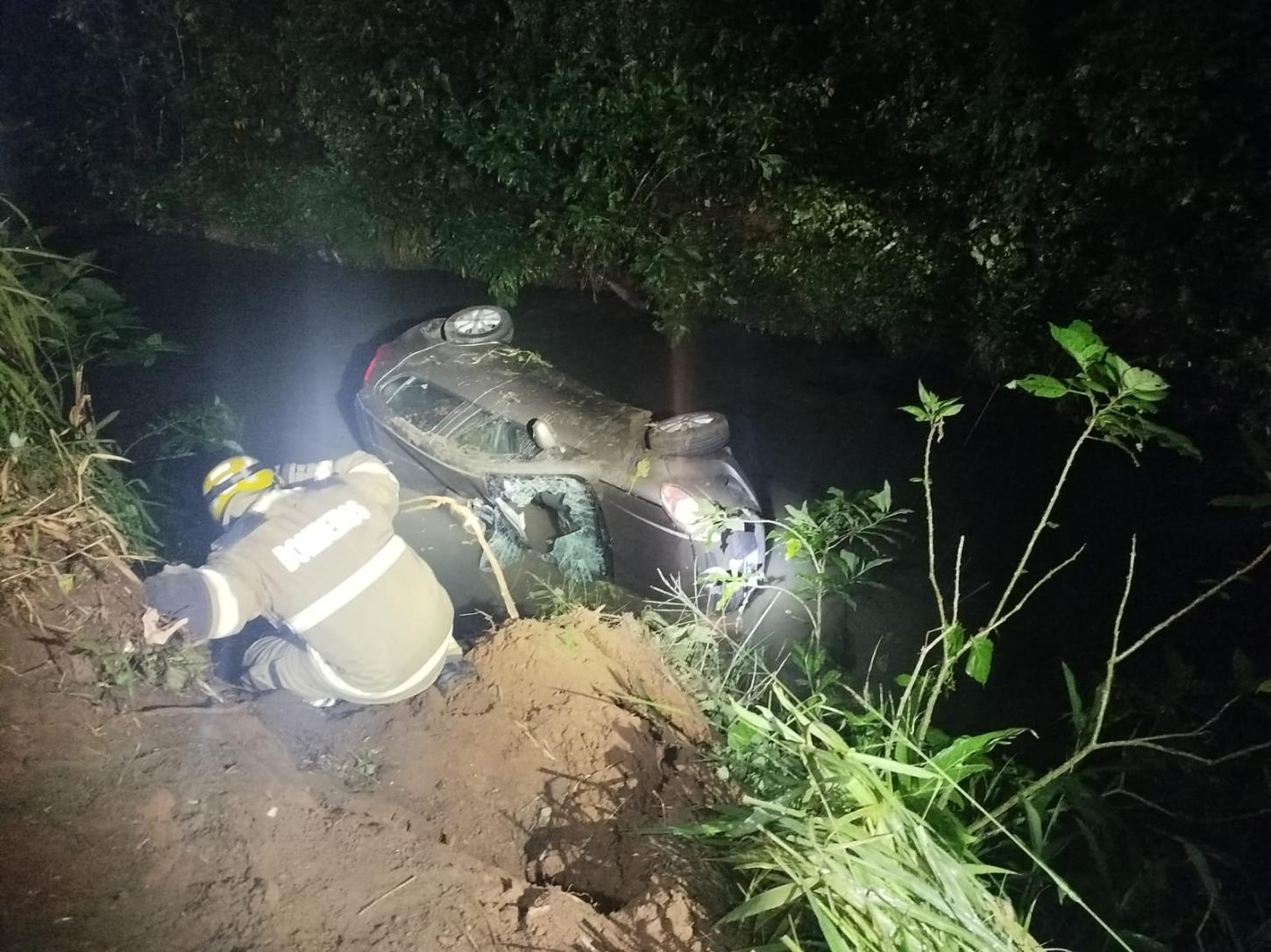 Mulher capota carro e cai em córrego no Bairro São Pedro; vítima foi socorrida desorientada