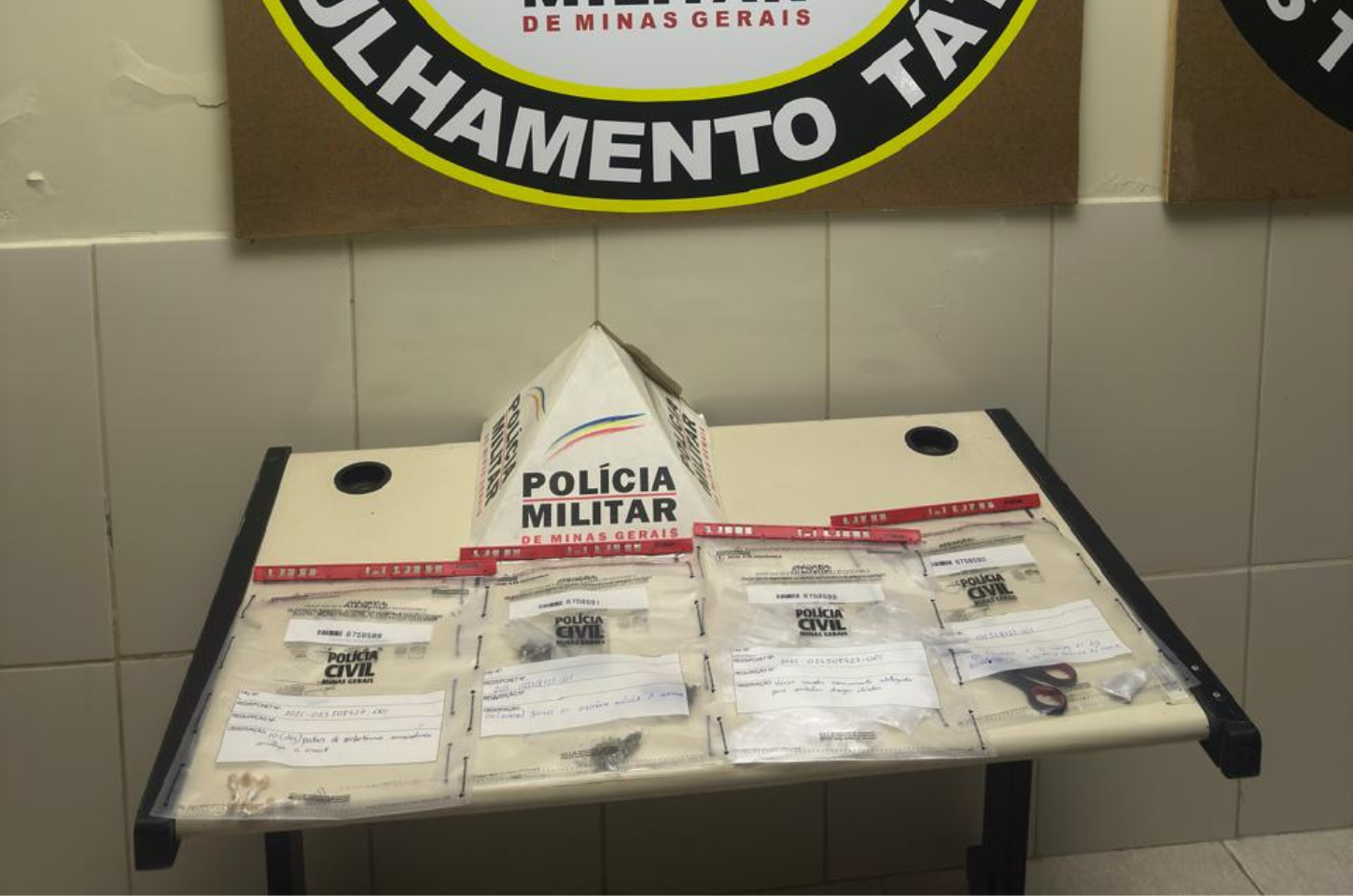 PM apreende adolescente por tráfico e prende foragido da Justiça na Zona da Mata mineira