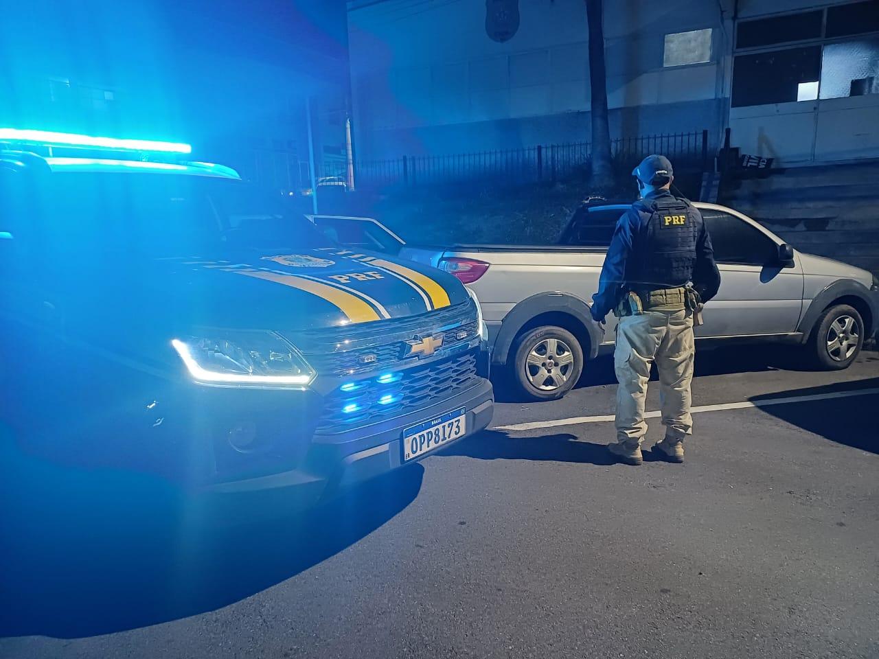 PRF apreende carro transportado por guincho com registro de apropriação indébita em Juiz de Fora