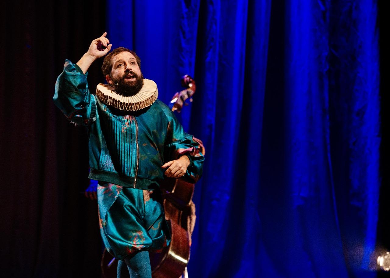 Radisson Pinheiros apoia peça teatral O Céu da Língua com o ator Gregorio Duvivier