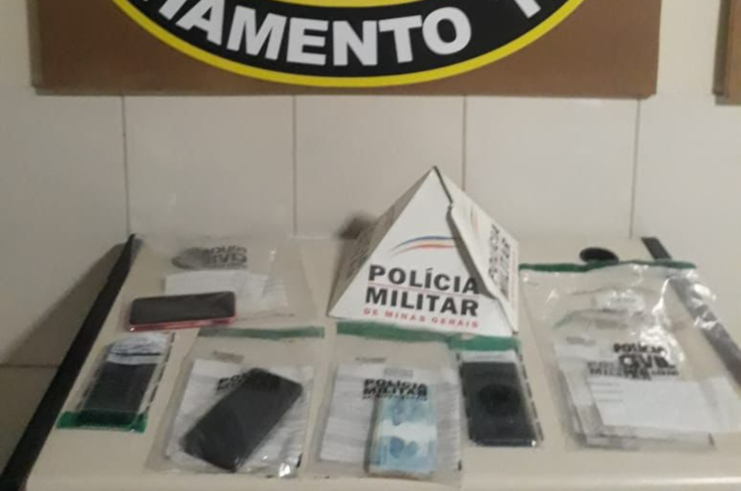 Trio é preso em flagrante com mais de R$ 5 mil em notas falsas após aplicar golpes em comércios de Barbacena