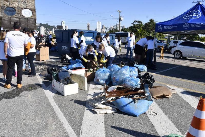 Ação ambiental mobiliza voluntários e retira 8,5 toneladas de lixo em Santa Catarina