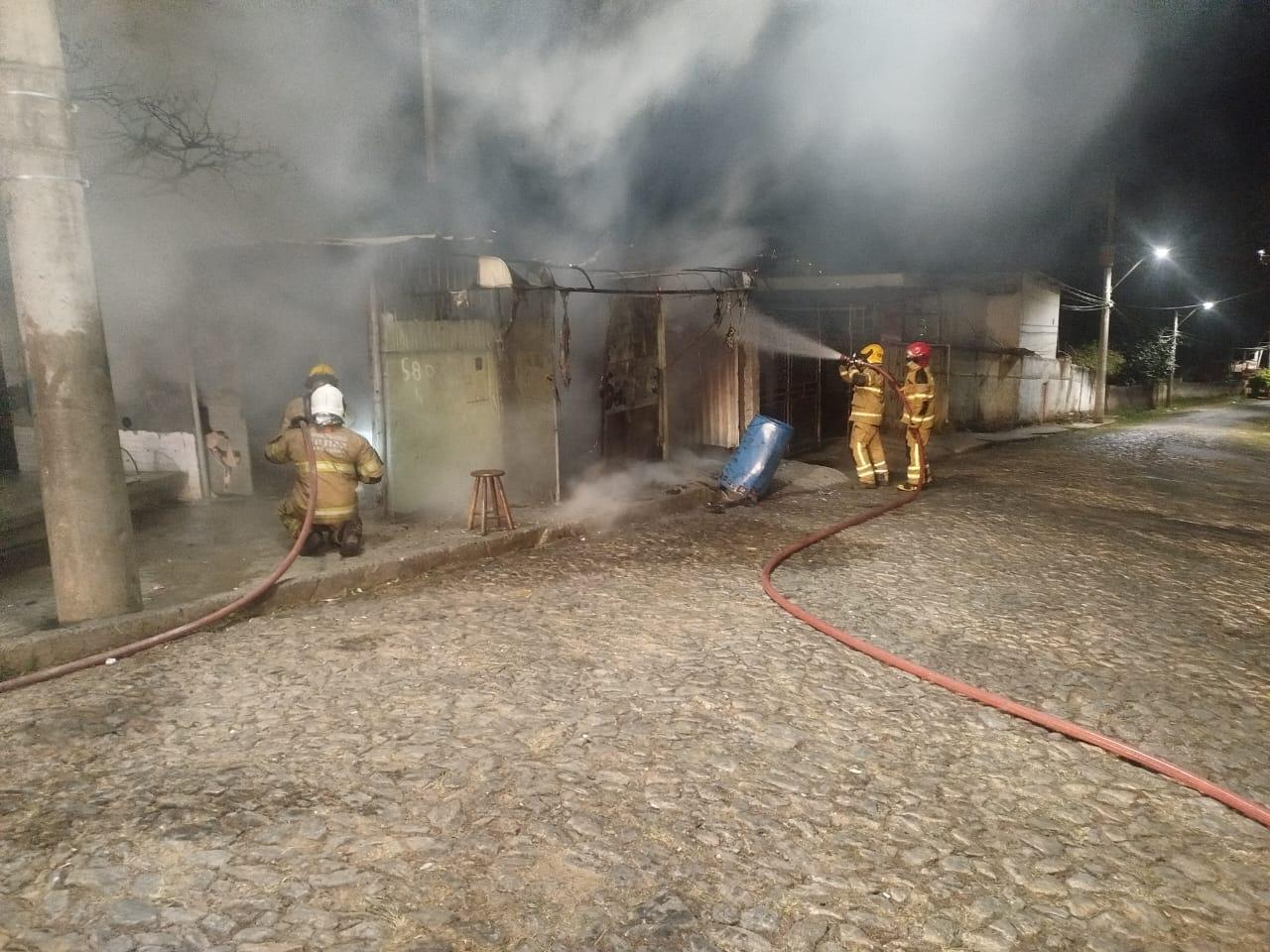 Bar é destruído por incêndio em Juiz de Fora