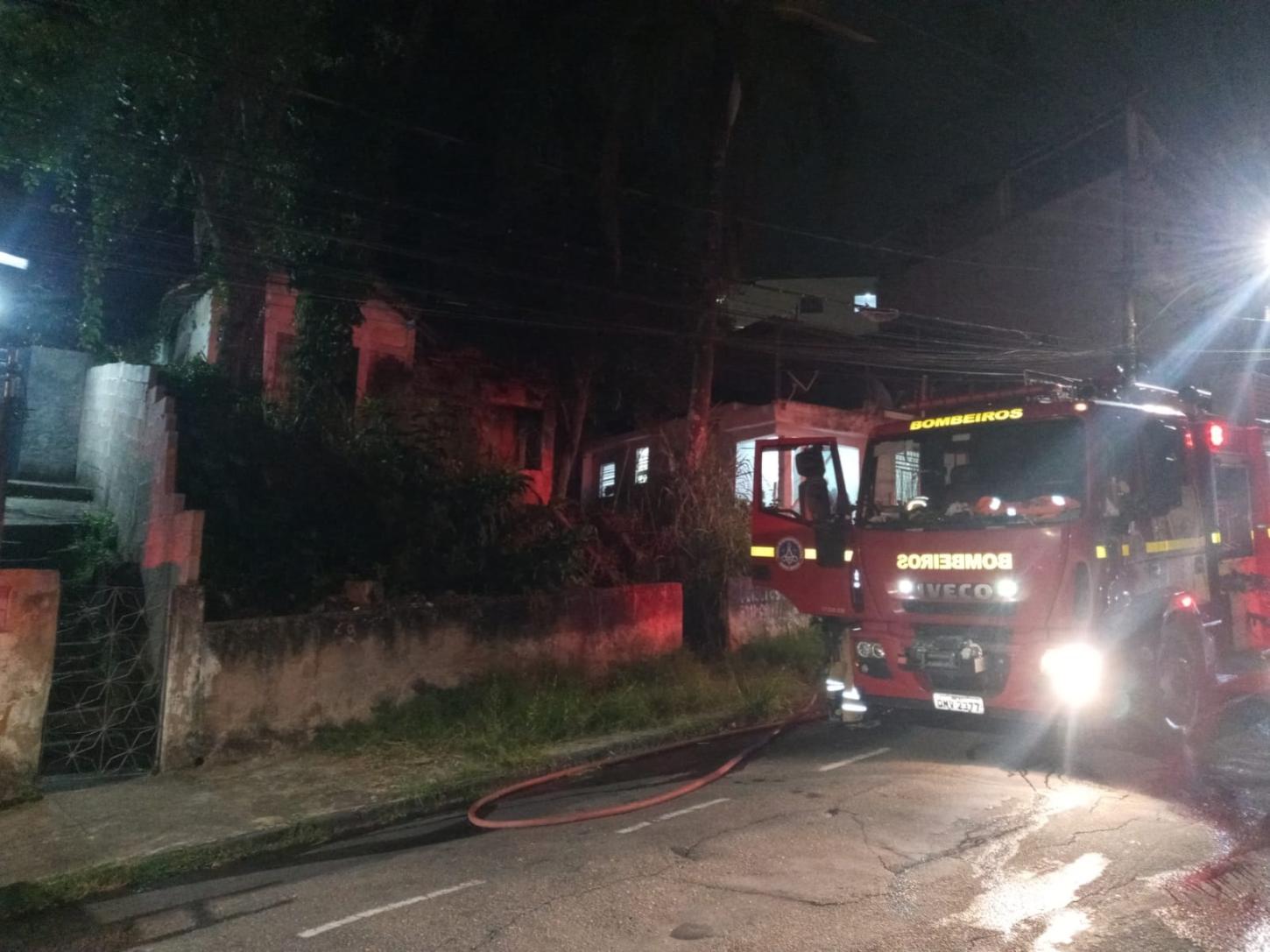 Bombeiros controlam fogo em residência abandonada no Mundo Novo