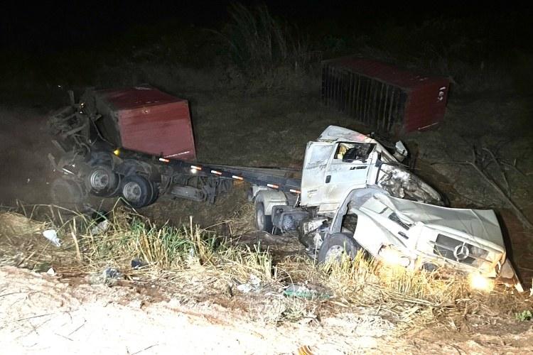 Carreta carregada de café tomba em curva perigosa da BR-116 em Muriaé e deixa pai e filho feridos