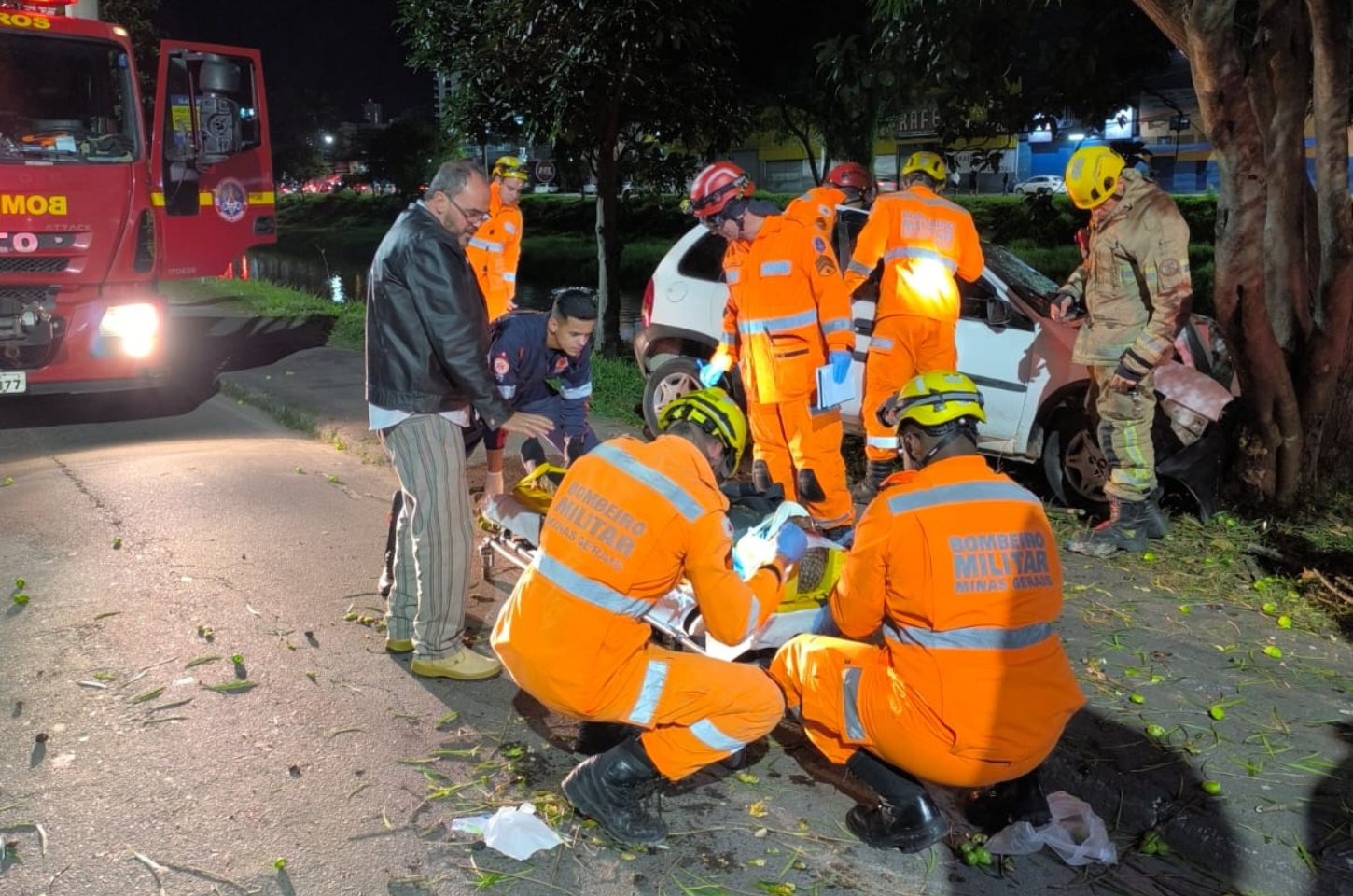 Carro colide com árvore e deixa jovem gravemente ferido
