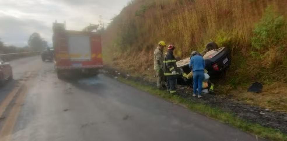 Casal de idosos sobrevive a capotamento na BR-267, próximo a Chácara