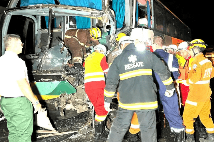 Colisão entre carreta e ônibus deixa feridos em trecho perigoso da BR-116, próximo a Muriaé