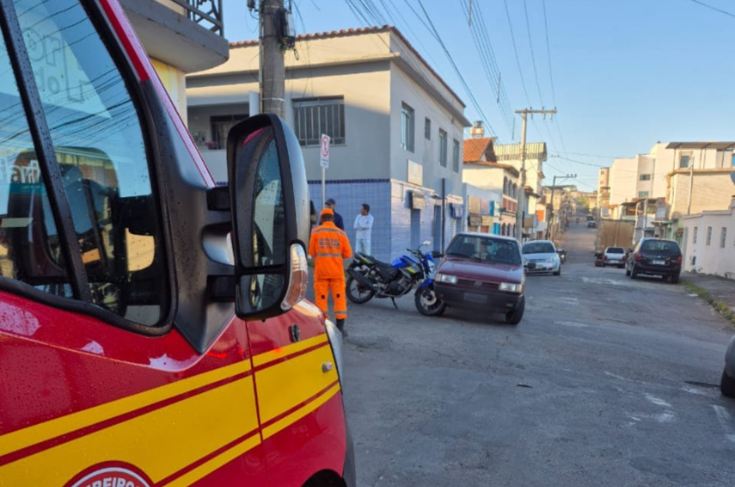 Colisão entre carro e moto deixa mulher ferida em Conselheiro Lafaiete