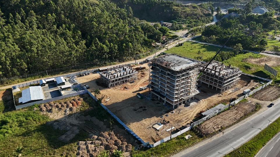 Gigante do turismo ganha forma: construção de resort amazônico acelera em Santa Catarina
