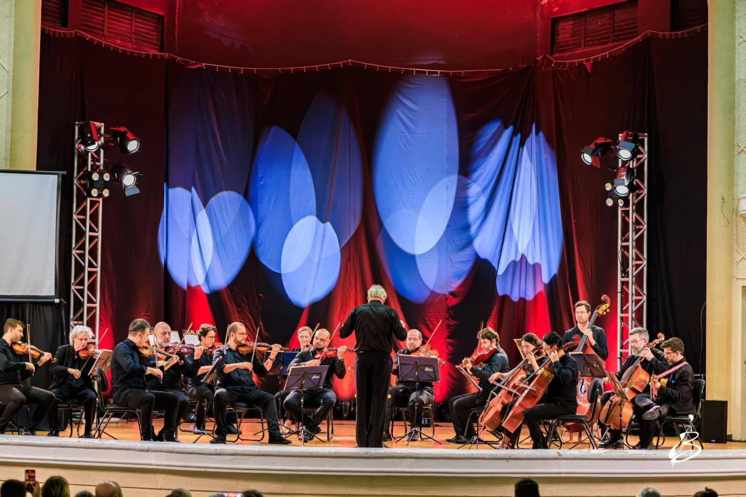 Itajaí recebe, nessa quarta-feira, dia 11, para um concerto gratuito, a Orquestra de Câmara de Blumenau