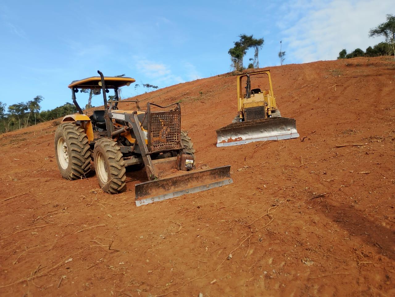 Operação da PMMG apreende tratores e autua por desmatamento ilegal de 30 hectares em Santo Antônio do Aventureiro