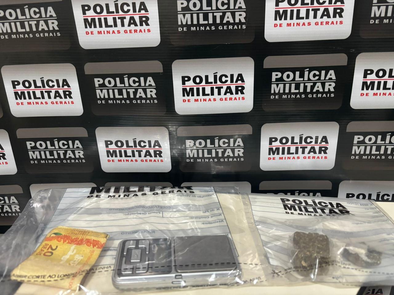 PM prende homem por tráfico em Ewbank da Câmara e captura foragida em Barbacena