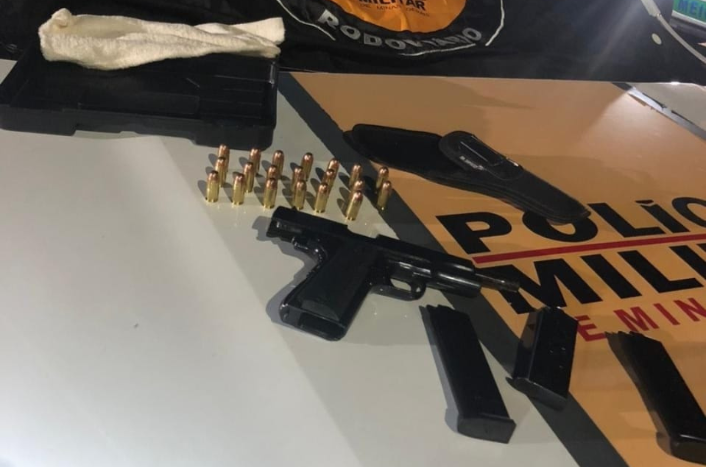 Polícia Rodoviária apreende arma de uso restrito e prende dupla com vasta ficha criminal em Congonhas