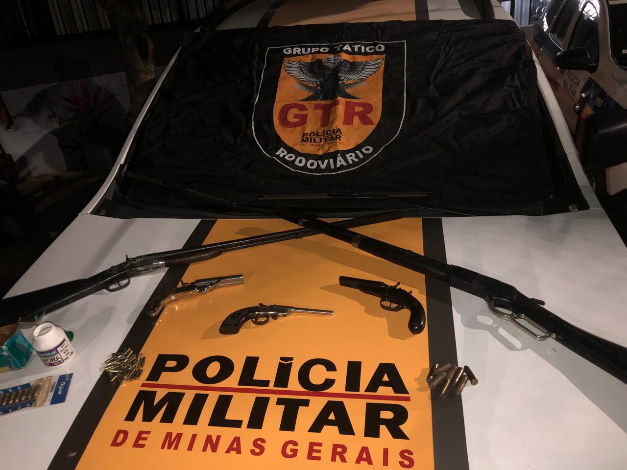 Polícia Rodoviária apreende cinco armas e munições em abordagem na MG-275