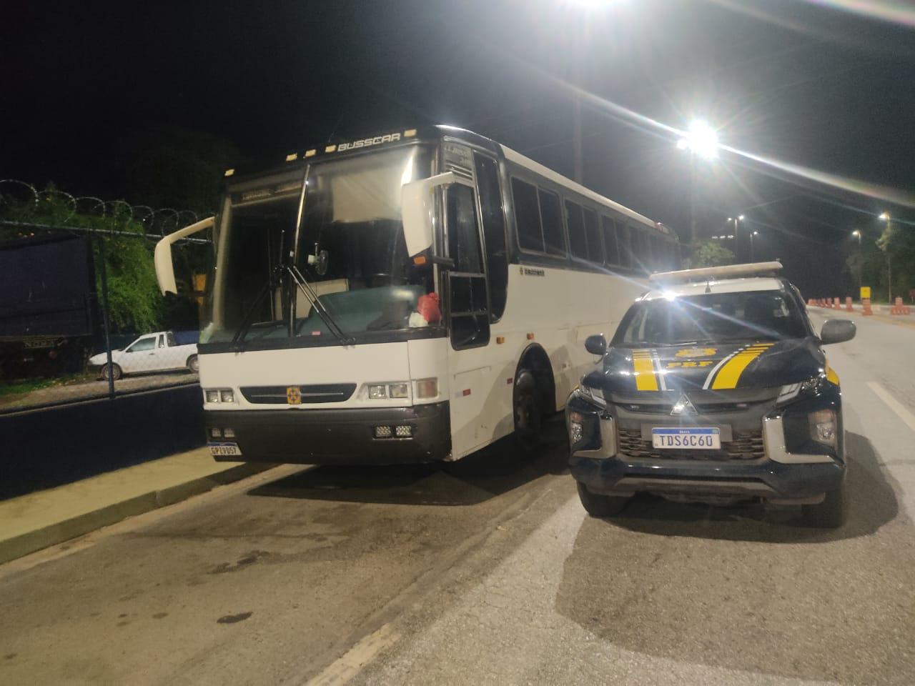 PRF apreende 5 mil pares de tênis falsificados em ônibus adaptado na BR-040, em Juiz de Fora