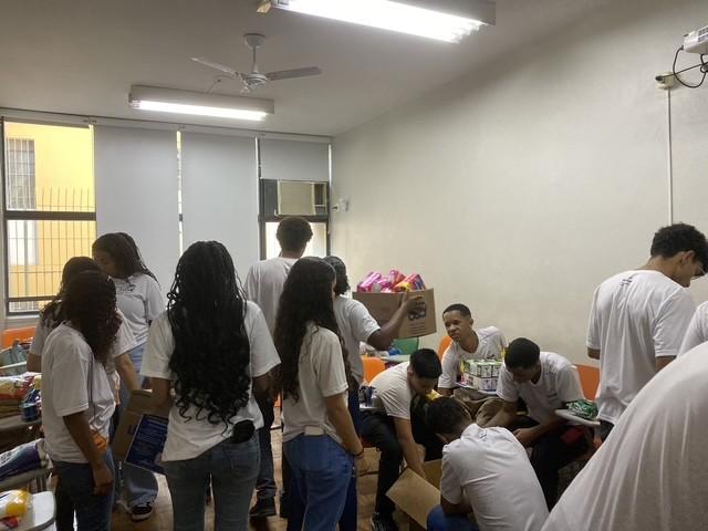 Senac arrecada alimentos e promove ação solidária em formato de supermercado em Juiz de Fora