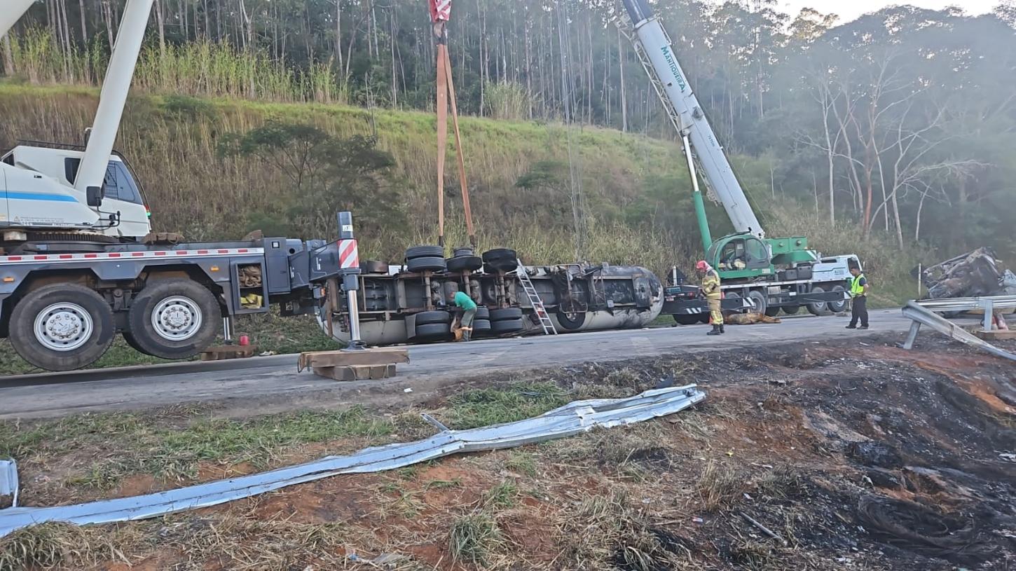 Bombeiros controlam vazamento de GLP em carreta-tanque em Santos Dumont