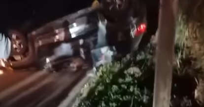 Carro capota e interdita via próximo ao Riche Motel em Juiz de Fora