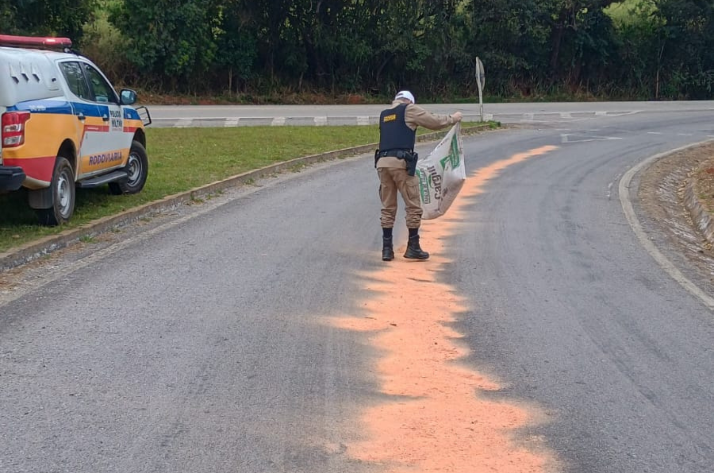 Derramamento de óleo na MGC-383 causa riscos e intervenção em trecho próximo a Resende Costa