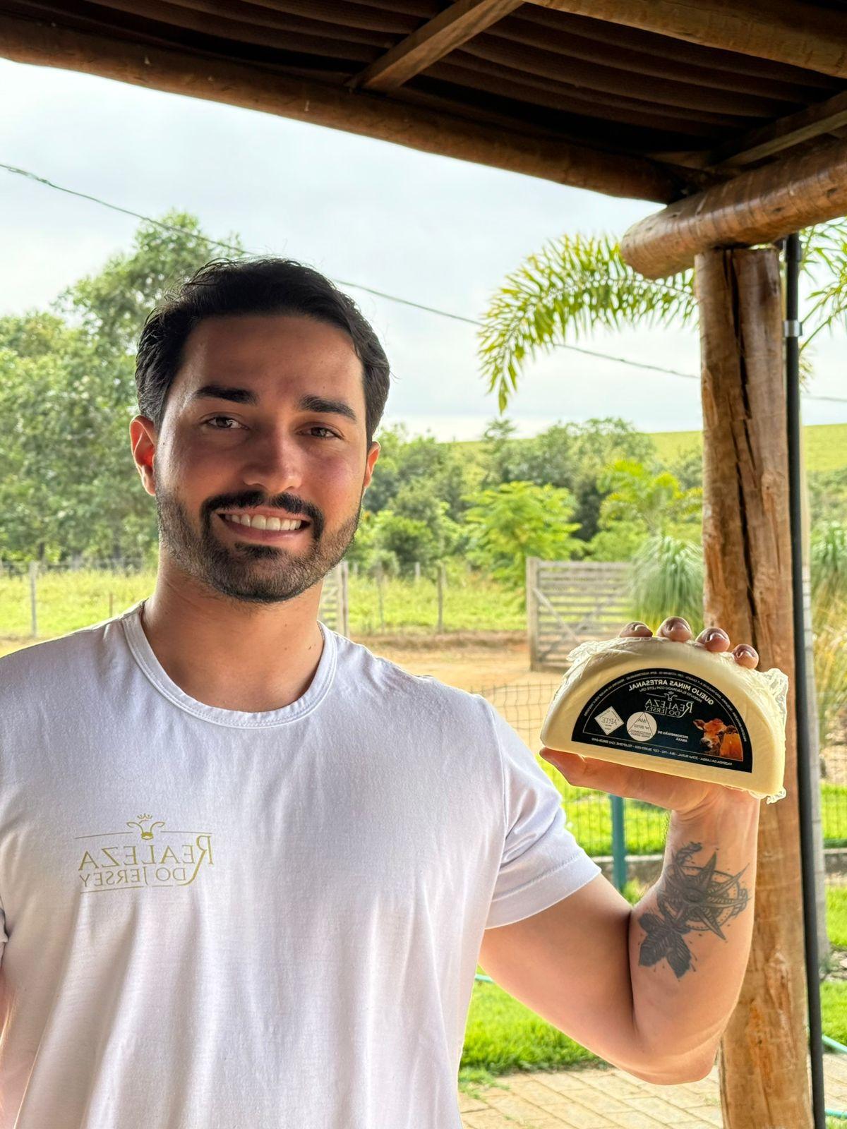 Jovem de Ibiá transforma herança familiar em queijaria certificada com apoio da Emater-MG