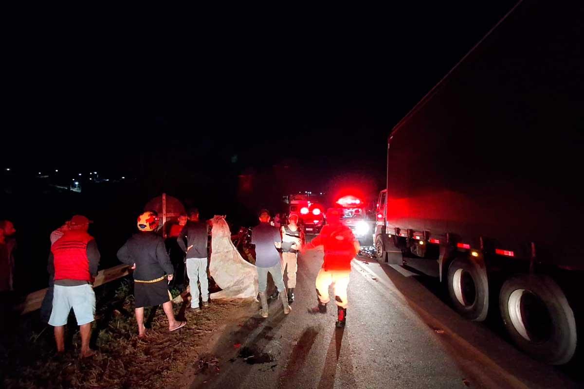Motociclista morre após atropelar cavalo na BR-265, em São João del-Rei