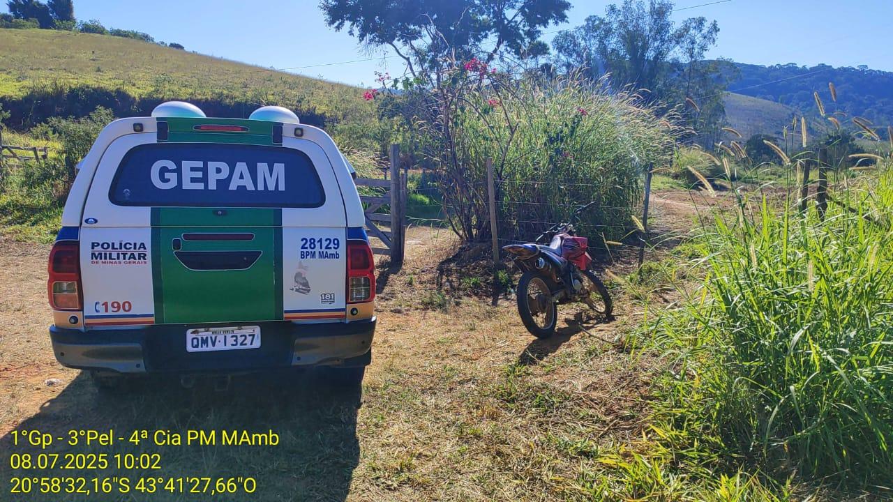 Polícia Militar encontra moto adulterada escondida em capineira em Carandaí