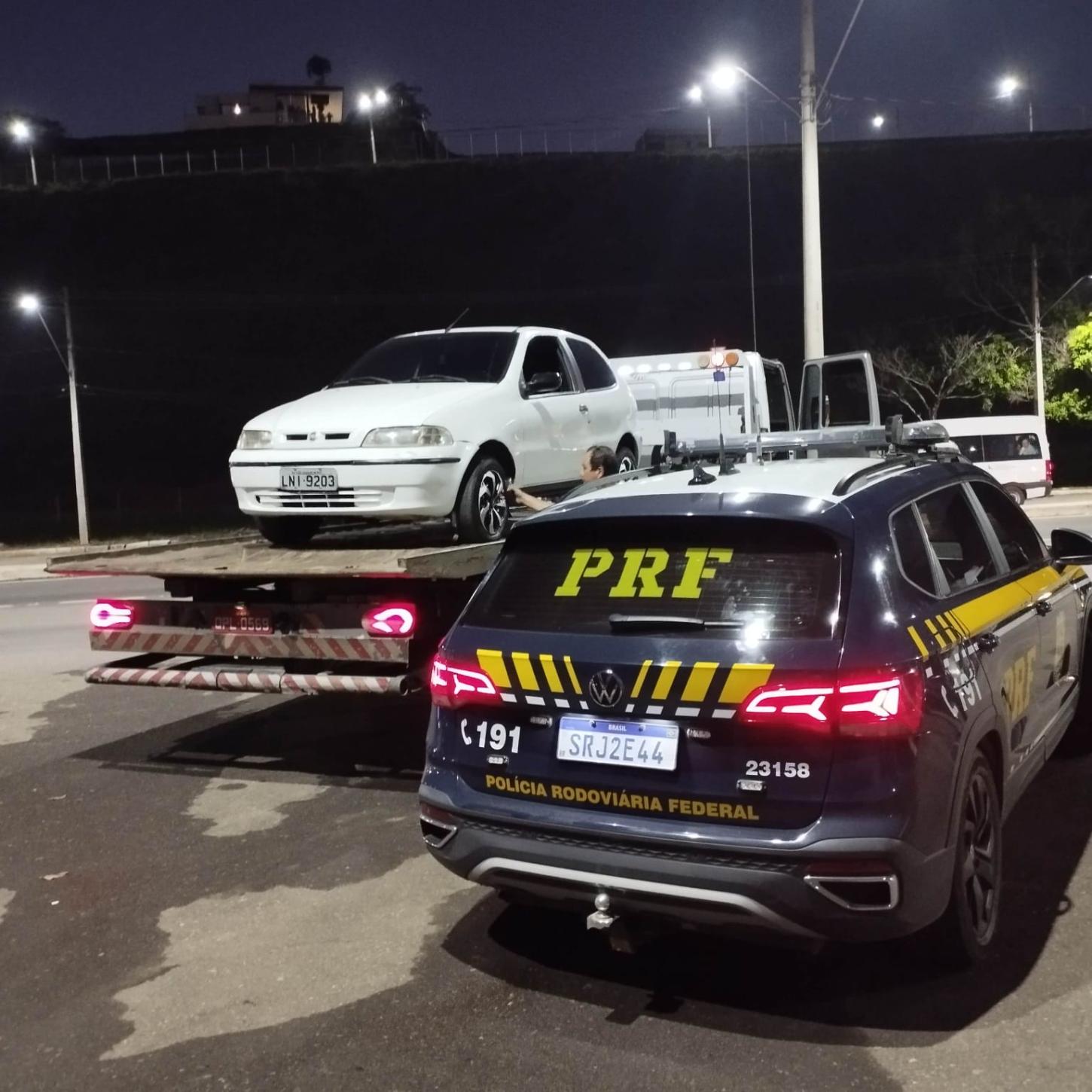 PRF e PM apreendem carro com motor de veículo furtado no RJ