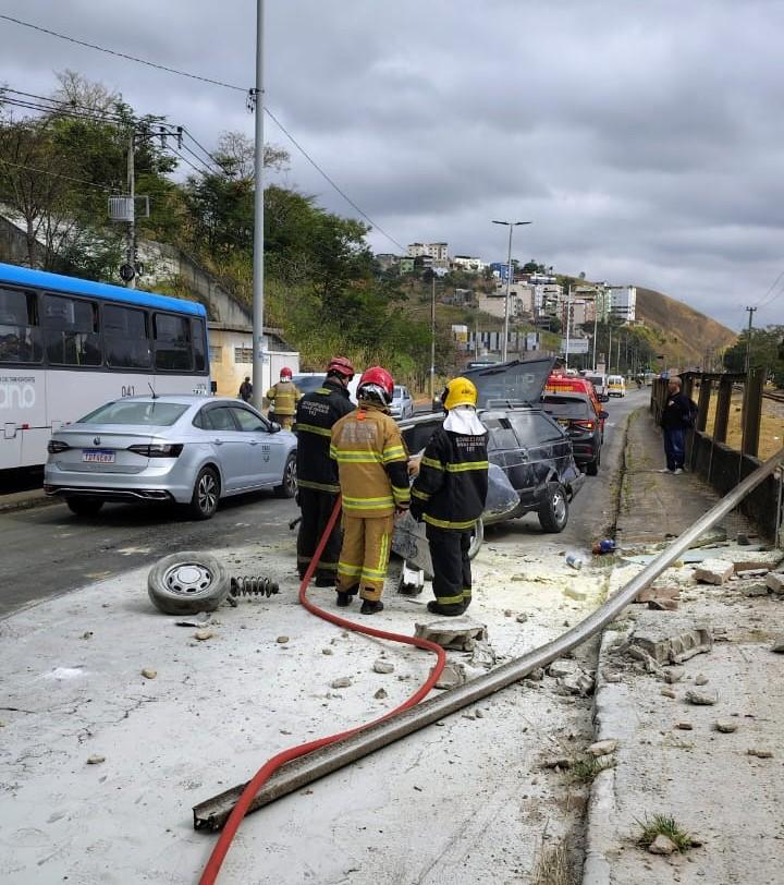 Acidente com incêndio veicular no bairro Barbosa Lage mobiliza Corpo de Bombeiros em Juiz de Fora