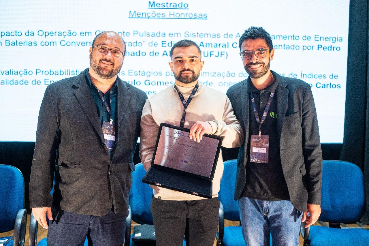 Alunos da Engenharia Elétrica da UFJF recebem prêmios em simpósios nacionais de sistemas elétricos e automação