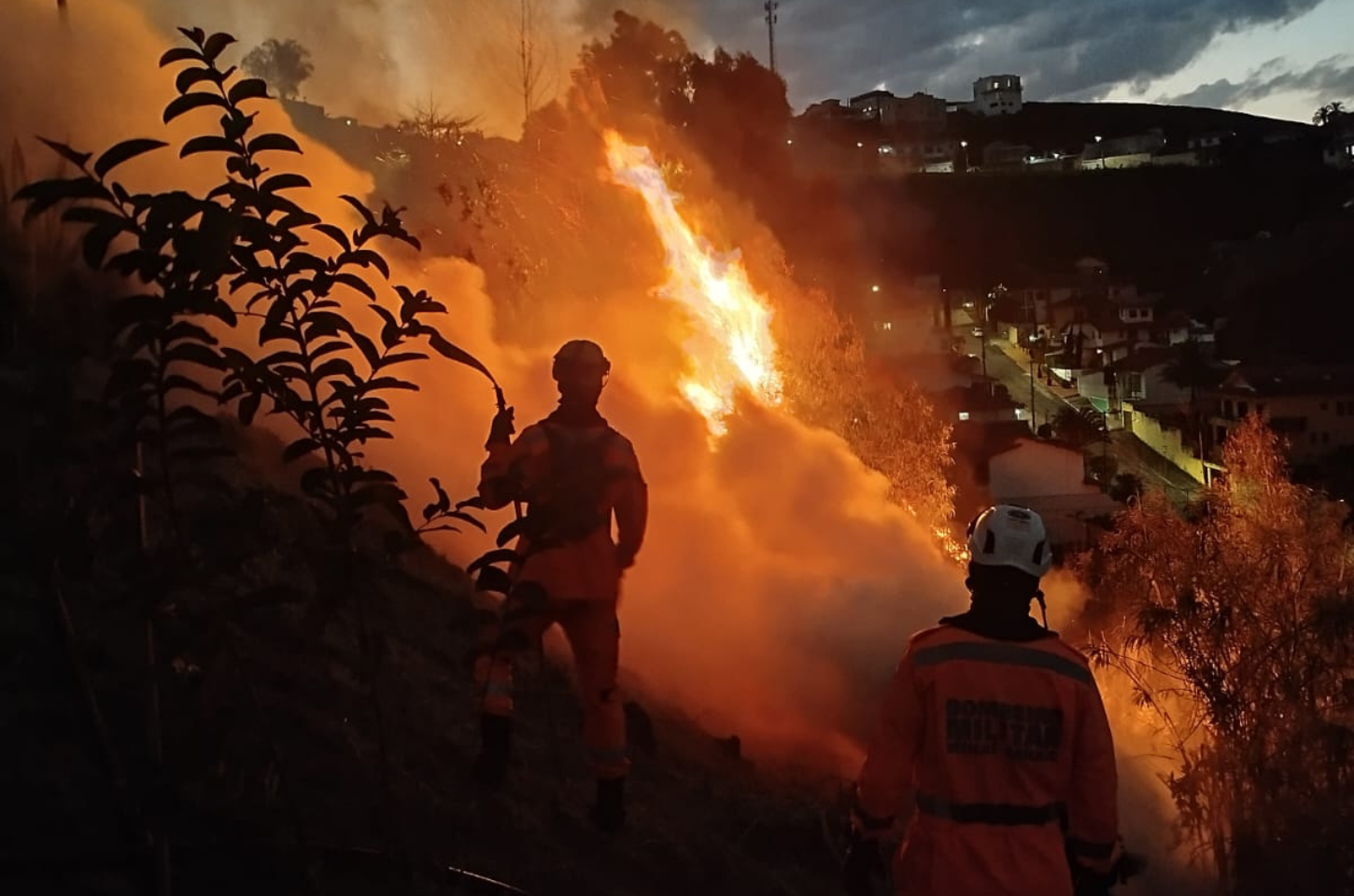 Bombeiros controlam incêndio em área de 3 mil m² no bairro Bom Clima