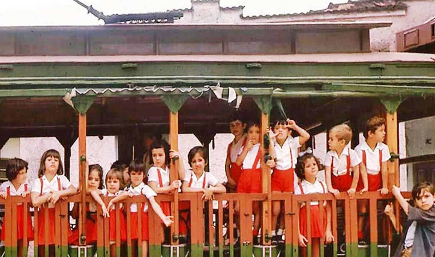 Bonde com alunos da Escola Infantil