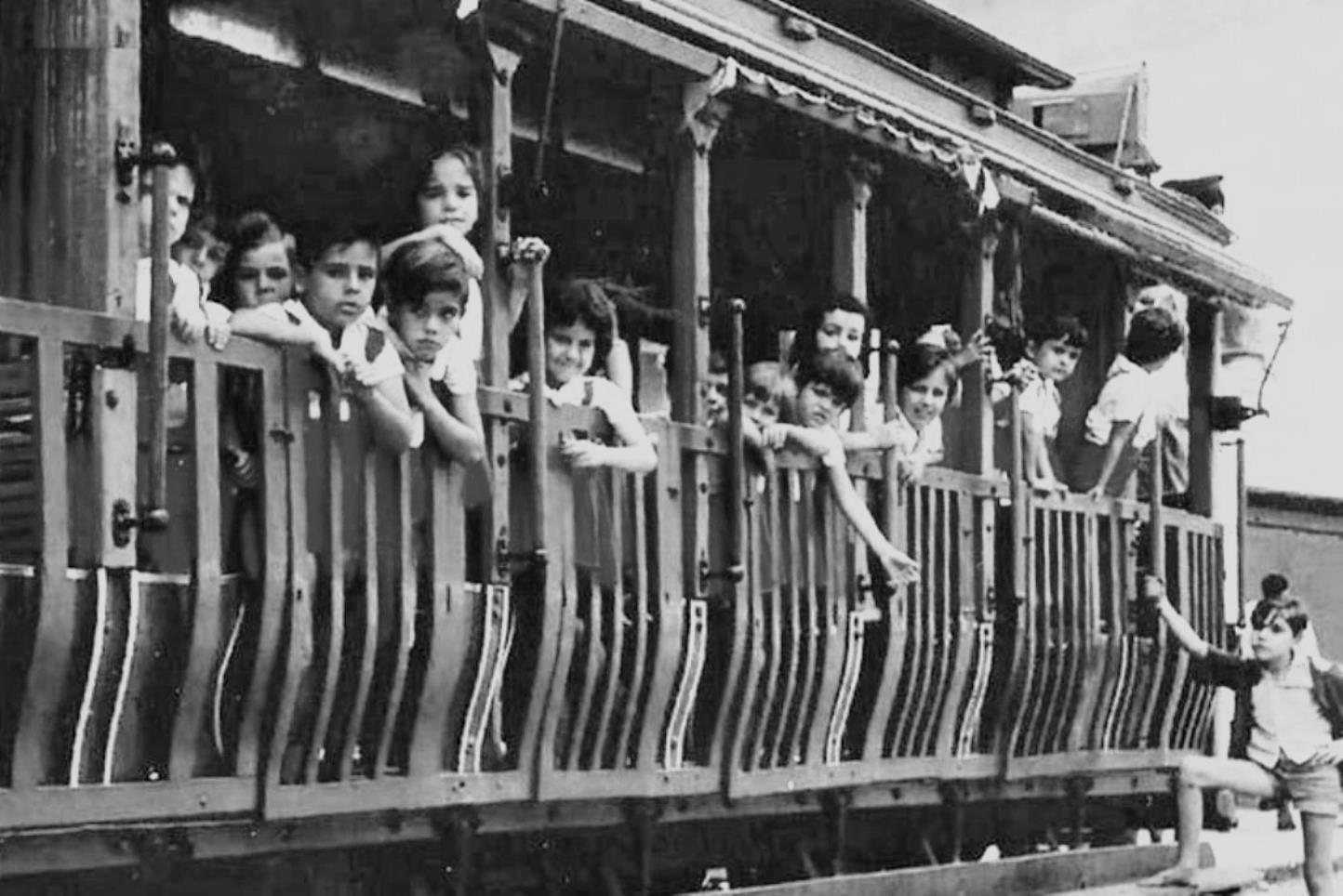 Bonde com alunos da Escola Infantil