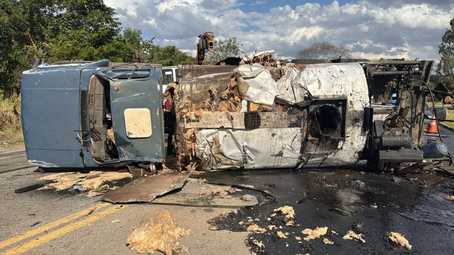 Caminhão perde freio e tomba na MGC-383 em Coronel Xavier Chaves; duas pessoas ficam feridas