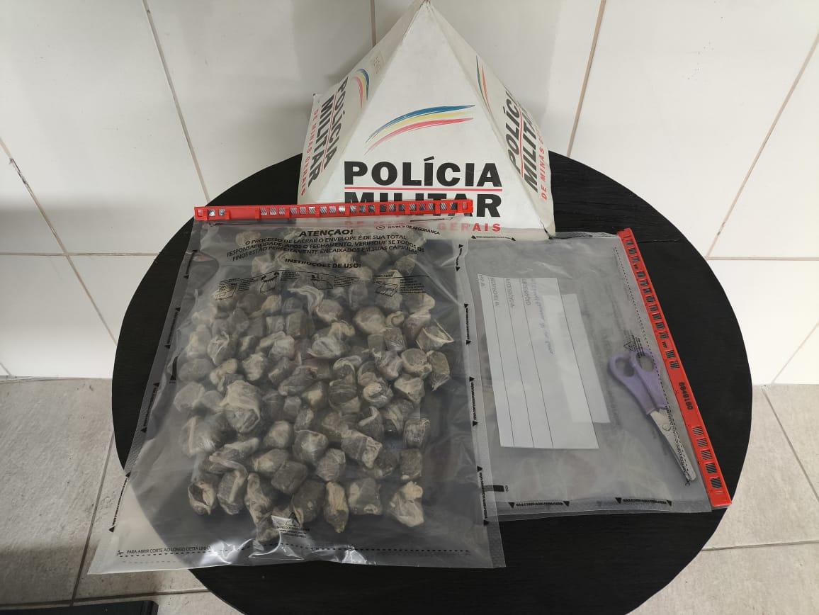 Cão farejador localiza mais de 100 porções de maconha em Barbacena