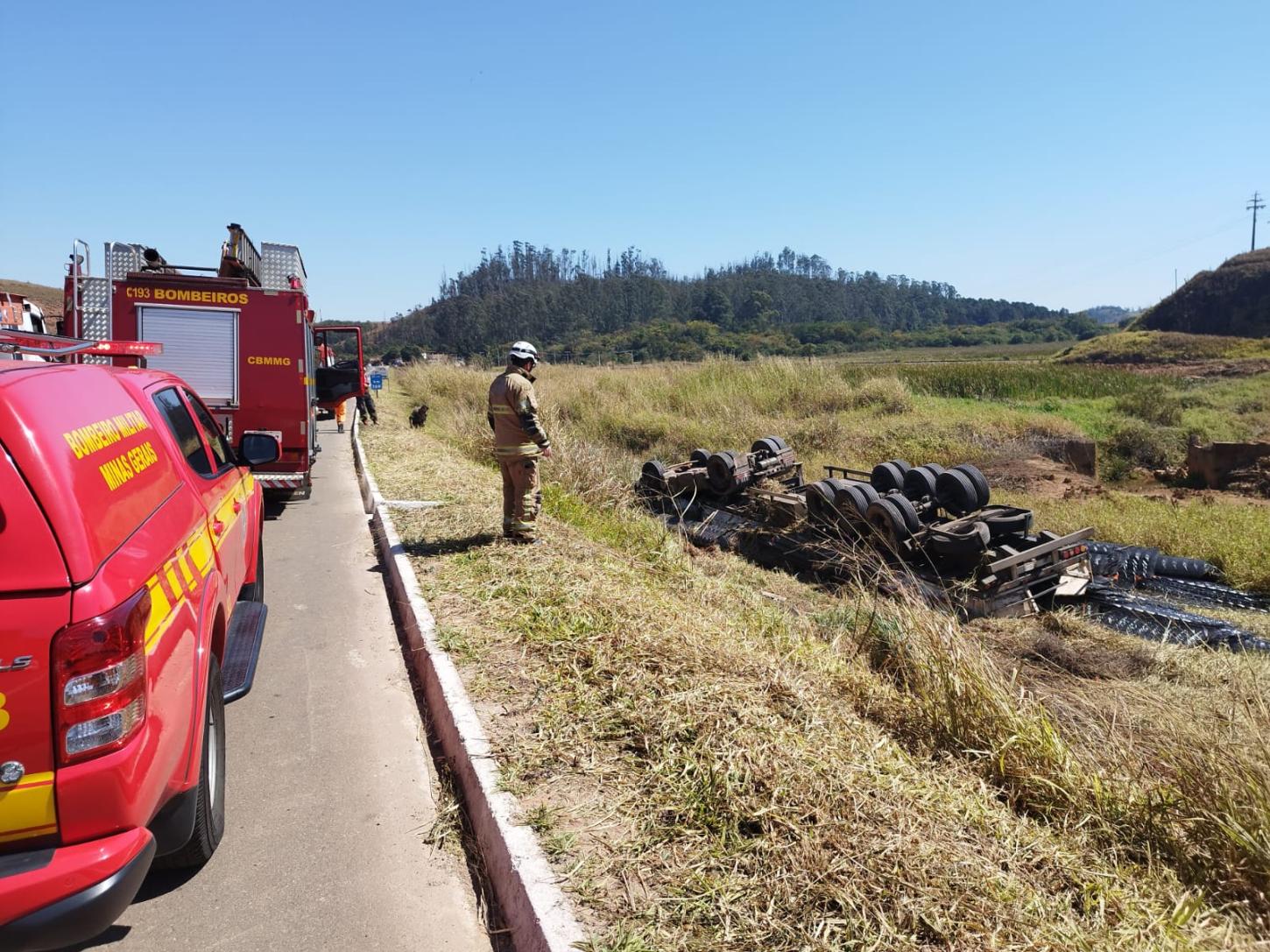 Capotamento de carreta mobiliza Corpo de Bombeiros na BR-267