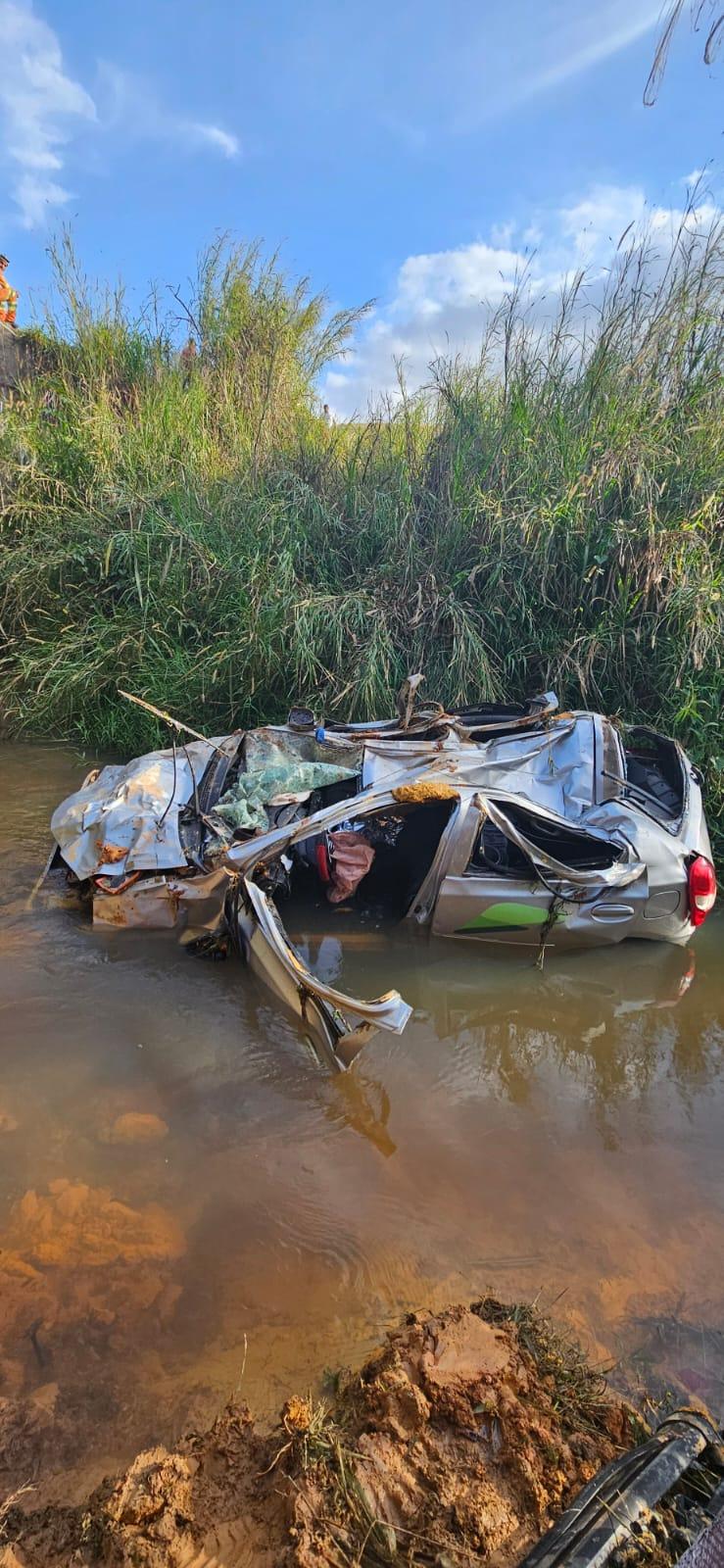Capotamento de carro deixa motorista ferido em estado grave na BR-267 em Guarará