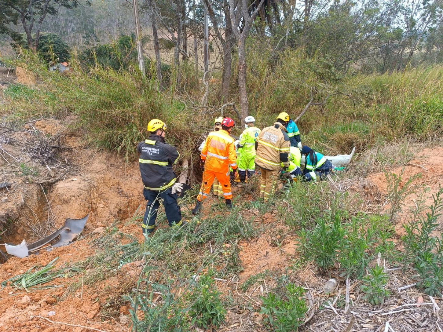 Capotamento na BR-040 deixa duas pessoas feridas em Conselheiro Lafaiete